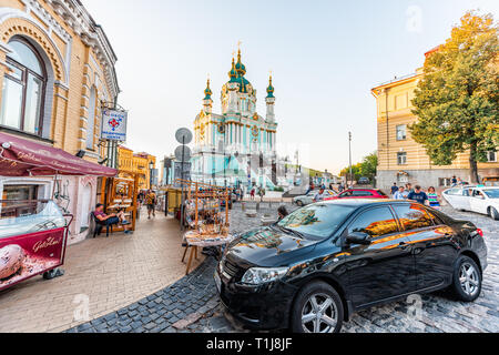 Kiev, Ucraina - 10 agosto 2018: Sant'Andrea Chiesa facciata esterna durante il tramonto a Kiev Andriyivskyi uzviz discesa street con vetture sul quadrato e così Foto Stock