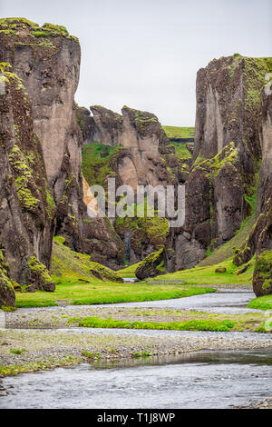 Paesaggio closeup verticale del canyon in Fjadrargljufur, Islanda con grandi scogliere fiume verde erba moss Foto Stock
