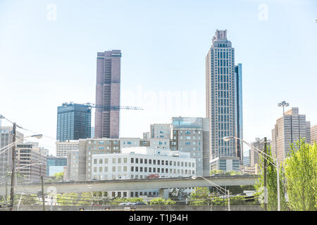 Atlanta, Stati Uniti d'America - 20 Aprile 2018: strada durante il giorno nella capitale città della Georgia, automobili nel traffico ponti cavalcavia autostrada, skyline cityscape Foto Stock