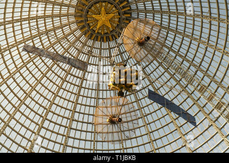 Russia, Mosca - 15 Settembre 2018: Pavilion Kosmos (astronautica e aviazione pavilion). Openwork progettazione di una cupola di vetro e metallo. Una copia di Foto Stock