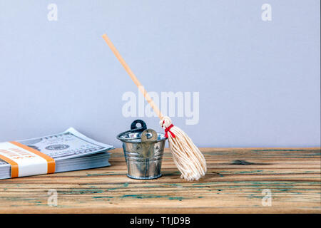 Benna di metallo, denaro e Ginestra Foto Stock