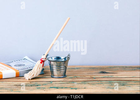 Benna di metallo, denaro e Ginestra Foto Stock