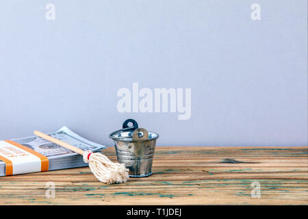 Benna di metallo, denaro e Ginestra Foto Stock