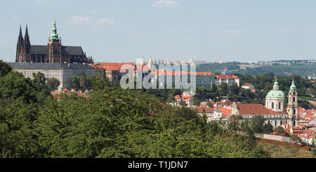Praga: vista da Petrin Hill (St. Cattedrale di San Vito, la chiesa di San Nicola) Foto Stock