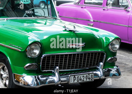 L'Avana, Cuba - 25 Luglio 2018: l'estremità anteriore di una green classic Chevrolet Belair parcheggiato a fianco di un viola classic car in Havana Cuba. Foto Stock