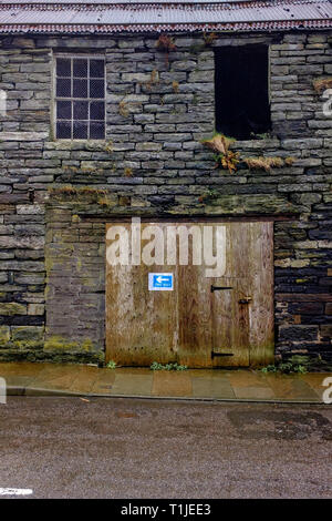 Esterno riprese dei mattoni vecchi edifici di lavoro in e intorno al royal burgh di stoppino harbour Caithness in Scozia Foto Stock