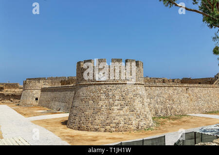 Rovine della cittadella medievale castello di Otello. Vista sulle mura e una torre con stemma con un flying lion. Famagusta, la parte settentrionale di Cipro Foto Stock