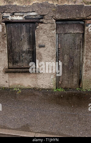 Esterno riprese di sbriciolamento ruvida grigio parete colata in e intorno al royal burgh di stoppino harbour Caithness in Scozia Foto Stock