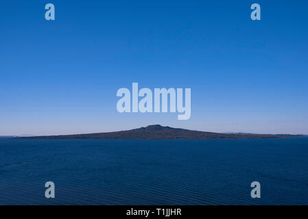 Auckland, Nuova Zelanda. Vista di Rangitoto isola dalla testa del Nord Foto Stock