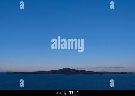 Auckland, Nuova Zelanda. Vista di Rangitoto isola dalla testa del Nord Foto Stock