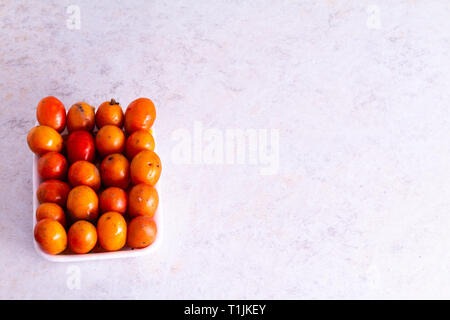 Siriguela frutta con sfondo bianco. Foto Stock