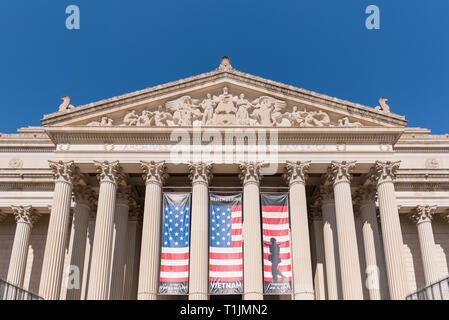 Archivi Nazionali, Washington DC, Stati Uniti d'America. Vista di intricate sculture di facciata di edificio che ospita la dichiarazione di indipendenza e la Carta dei diritti Foto Stock