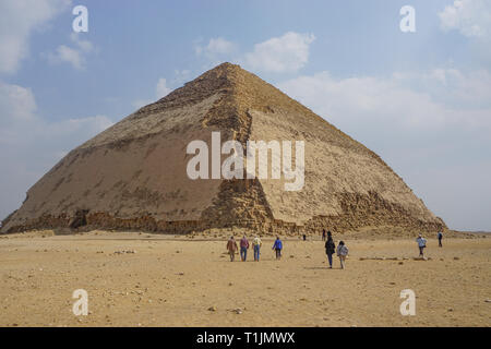 Dahshur, Egitto: piegato la piramide, costruito sotto il regno antico faraone Sneferu (c. 2600 BC). Foto Stock