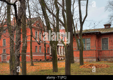 Vista tipica di un edificio residenziale da un cortile di San Pietroburgo Foto Stock