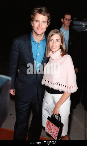 LOS ANGELES, CA. Novembre 03, 1999: Attore Chris O'Donnell & moglie Caroline Fentress a Los Angeles premiere del suo nuovo film " Il Corso di Laurea in cui lui stelle con RenŽe Zellweger. © Paul Smith / Featureflash Foto Stock