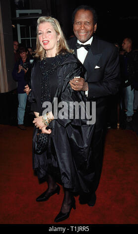 LOS ANGELES, CA. Novembre 18, 1999: Attore Sidney Poitier & moglie al quinto annuale 'Stelle di domani " Gala, degli aiuti del Fondo di adempimento, onorando Seagrams Presidente Edgar Bronfman Jr © Paul Smith / Featureflash Foto Stock