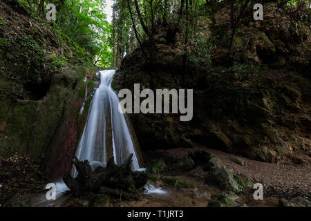 La cascata nel bosco in un pallido (Umbria, Italia) Foto Stock