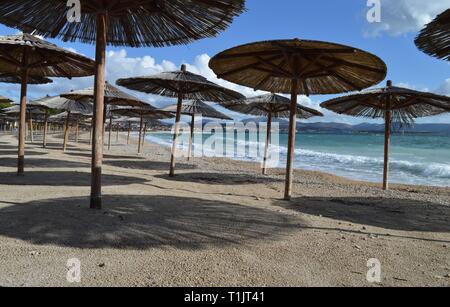 Bella spiaggia di sabbia di Solaris con un sacco di ombrelloni in legno Foto Stock