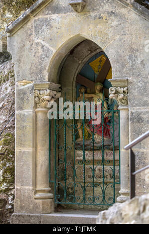 Rocamadour, Francia - 3 Settembre 2018: Statinon 4 Gesù incontra sua Madre Maria. Stazioni della Crocifissione modo presso il santuario di Rocamadour. Franc Foto Stock