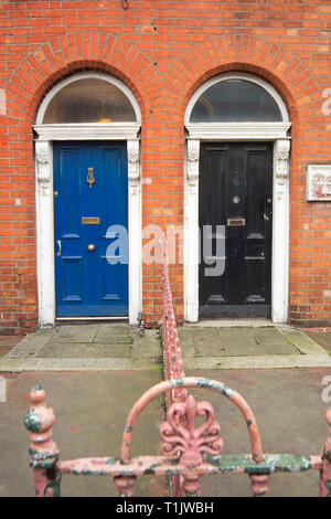 Blu e nero porte colorate in Irlanda Foto Stock