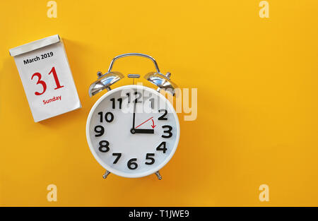 Sveglia la commutazione da 2 a 3 ore la mattina e una pagina di un calendario che mostra marzo 31 Foto Stock