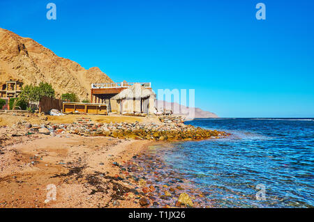 Il litorale del golfo di Aqaba in egiziano resort di Dahab - piccola città situata nella penisola del Sinai e rivolta verso l'Arabia Saudita, situato sulla sponda opposta. Foto Stock