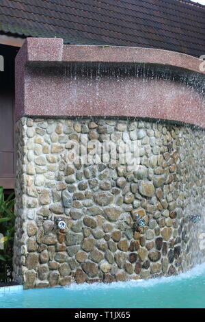 L'uomo ha fatto fontane ad acqua per la decorazione del giardino Foto Stock