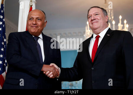 Washington, DC, Stati Uniti d'America. 26 Mar, 2019. Stati Uniti Il segretario di Stato Mike Pompeo (R), si incontra con il Ministro degli Affari Esteri egiziano Sameh Shoukry presso il Dipartimento di Stato a Washington DC, Marzo 26, 2019. Credito: Ting Shen/Xinhua/Alamy Live News Foto Stock