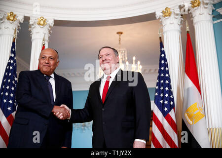 Washington, DC, Stati Uniti d'America. 26 Mar, 2019. Stati Uniti Il segretario di Stato Mike Pompeo (R), si incontra con il Ministro degli Affari Esteri egiziano Sameh Shoukry presso il Dipartimento di Stato a Washington DC, Marzo 26, 2019. Credito: Ting Shen/Xinhua/Alamy Live News Foto Stock