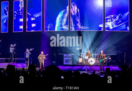 Atlanta, Georgia, Stati Uniti d'America. 26 mar 2019. Matt Bellamy e Dominic Howard e Chris Wolstenholme musa di esibirsi in concerto presso la fattoria di stato Arena il 23 marzo 2019 in Atlanta, Georgia. Foto: Ryan Fleisher/imageSPACE/MediaPunch Credito: MediaPunch Inc/Alamy Live News Foto Stock