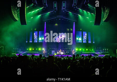 Atlanta, Georgia, Stati Uniti d'America. 26 mar 2019. Matt Bellamy e Dominic Howard e Chris Wolstenholme musa di esibirsi in concerto presso la fattoria di stato Arena il 23 marzo 2019 in Atlanta, Georgia. Foto: Ryan Fleisher/imageSPACE/MediaPunch Credito: MediaPunch Inc/Alamy Live News Foto Stock