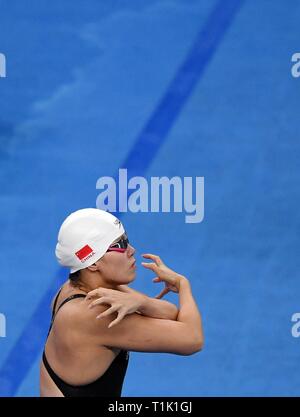 Pechino, Cina Shandong. 26 Mar, 2019. Nuotatore cinese Fu Yuanhui si riscalda per le donne 100m Backstroke Finale della nazionale di campionato di nuoto a Qingdao, Cina orientale della provincia di Shandong, Marzo 26, 2019. Fu ha vinto la medaglia d'oro con 59.84 secondi. Credito: Tao Xiyi/Xinhua/Alamy Live News Foto Stock