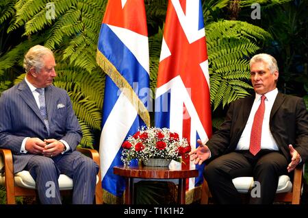 Pechino, Cina. 27 Mar, 2019. Il Presidente cubano Miguel Diaz-Canel (R), si incontra con la Gran Bretagna è il principe Carlo a l'Avana, Cuba, il 25 marzo 2019. La Gran Bretagna è il principe Carlo e il Presidente cubano Miguel Diaz-Canel incontrato qui il lunedì, facendo voto per rafforzare i legami bilaterali e della cooperazione in una vasta gamma di settori, il governo cubano ha detto. Credito: Xinhua/Alamy Live News Foto Stock