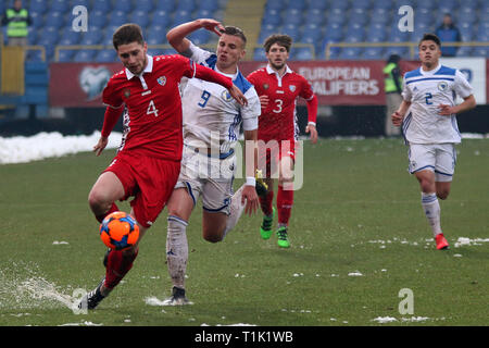 Sarajevo, Bosnia ed Erzegovina. 26 Mar, 2019. Demirovic Ermedin (2 L) della Bosnia Erzegovina e Ivan Voropai (1L) di Moldavia competere durante la partita di qualificazione della Coppa UEFA U21 campionato a Sarajevo, Bosnia ed Erzegovina, il 26 marzo 2019. La BiH ha vinto 4-0. Credito: Nedim Grabovica/Xinhua/Alamy Live News Foto Stock