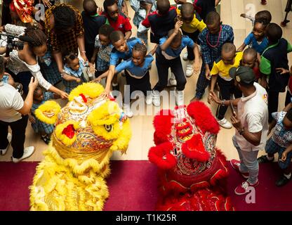 Lagos, Nigeria. Xiv Mar, 2019. La danza del Leone di esecutori dal Huaxing Arts Troupe interagiscono con i bambini presso il Collegio Disbury a Lagos, Nigeria, Marzo 14, 2019. Per più di tre mesi, la arti Huaxing Troupe, composto principalmente da giovani artisti nigeriano, è stato andare in giro alcuni enti locali scuole primarie e secondarie a Lagos, promuovendo i cinesi e in Nigeria le culture attraverso la musica e la danza. Credito: Lyu Shuai/Xinhua/Alamy Live News Foto Stock