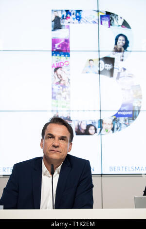 Markus DOHLE (membro del management, chief executive officer di pinguino Random House) nella parte anteriore del logo di Bertelsmann, funzione generale, motivo di confine, formato ritratto ritrattistica, società di comunicazione Bertelsmann SE & Co. KGaA - bilancio conferenza stampa tenutasi a Berlino il 26.03.2019. € | Utilizzo di tutto il mondo Foto Stock