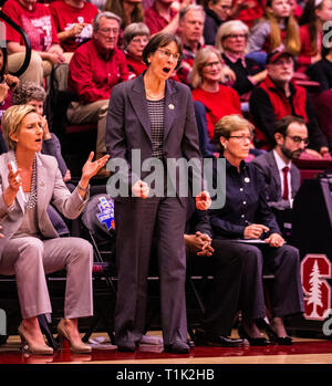 Stanford, CA, Stati Uniti d'America. 25 Mar, 2019. A. Stanford head coach Tara VanDerveer durante il NCAA femminile Campionato di basket secondo turno tra la BYU Cougars e Stanford Cardinale 72-63 vincere al padiglione di aceri di Stanford, CA. Thurman James /CSM/Alamy Live News Foto Stock