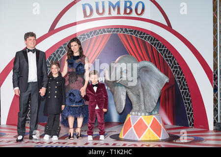 Roma, Italia. 26 mar 2019. Il direttore Tim Burton e la cantante italiana Elisa frequentando il photocall durante il Dumbo Première a Roma Credito: Silvia Gerbino/Alamy Live News Foto Stock