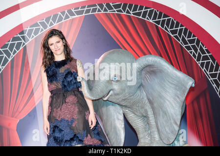 Roma, Italia. 26 mar 2019. Il direttore Tim Burton e la cantante italiana Elisa frequentando il photocall durante il Dumbo Première a Roma Credito: Silvia Gerbino/Alamy Live News Foto Stock