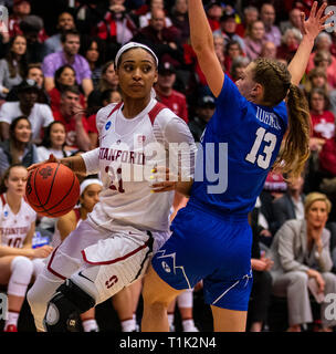 Stanford, CA, Stati Uniti d'America. 25 Mar, 2019. A. Stanford guard DiJonai Carrington (21)rigidi per il cestello durante il NCAA femminile Campionato di basket secondo turno tra la BYU Cougars e Stanford Cardinale 72-63 vincere al padiglione di aceri di Stanford, CA. Thurman James /CSM/Alamy Live News Foto Stock