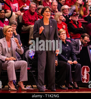 Stanford, CA, Stati Uniti d'America. 25 Mar, 2019. A. Stanford head coach Tara VanDerveer durante il NCAA femminile Campionato di basket secondo turno tra la BYU Cougars e Stanford Cardinale 72-63 vincere al padiglione di aceri di Stanford, CA. Thurman James /CSM/Alamy Live News Foto Stock