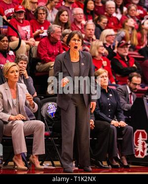 Stanford, CA, Stati Uniti d'America. 25 Mar, 2019. A. Stanford head coach Tara VanDerveer durante il NCAA femminile Campionato di basket secondo turno tra la BYU Cougars e Stanford Cardinale 72-63 vincere al padiglione di aceri di Stanford, CA. Thurman James /CSM/Alamy Live News Foto Stock