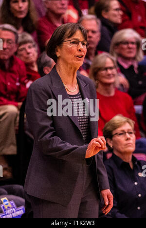 Stanford, CA, Stati Uniti d'America. 25 Mar, 2019. A. Stanford head coach Tara VanDerveer durante il NCAA femminile Campionato di basket secondo turno tra la BYU Cougars e Stanford Cardinale 72-63 vincere al padiglione di aceri di Stanford, CA. Thurman James /CSM/Alamy Live News Foto Stock