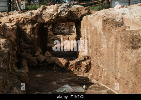 Gerusalemme, Israele. Il 27 marzo, 2019. Un 2000 anno vecchio periodo Hasmonean, secondo tempio era, villaggio ebraico di natura agricola, è stato scoperto durante gli scavi del Sharafat quartiere di Gerusalemme. Gli scavi hanno portato i resti di un grande vino premere contenenti frammenti di molti vasi di storage, una grande grotta columbarium (rock cut colombaia), un frantoio, un grande bagno rituale (mikveh), una cisterna di acqua, rock cave e impianti. . Credito: Nir Alon/Alamy Live News Foto Stock