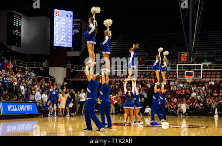 Stanford, CA, Stati Uniti d'America. 25 Mar, 2019. A. BYU Cougars cheerleaders durante il NCAA femminile Campionato di basket secondo turno tra la BYU Cougars e Stanford Cardinale 63-72 persa in acero Pavilion Stanford, CA. Thurman James /CSM/Alamy Live News Foto Stock