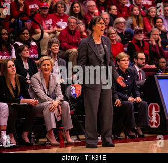 Stanford, CA, Stati Uniti d'America. 25 Mar, 2019. A. Stanford head coach Tara VanDerveer durante il NCAA femminile Campionato di basket secondo turno tra la BYU Cougars e Stanford Cardinale 72-63 vincere al padiglione di aceri di Stanford, CA. Thurman James /CSM/Alamy Live News Foto Stock