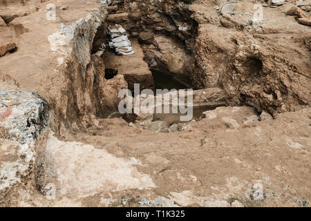 Gerusalemme, Israele. Il 27 marzo, 2019. Un 2000 anno vecchio periodo Hasmonean, secondo tempio era, villaggio ebraico di natura agricola, è stato scoperto durante gli scavi del Sharafat quartiere di Gerusalemme. Gli scavi hanno portato i resti di un grande vino premere contenenti frammenti di molti vasi di storage, una grande grotta columbarium (rock cut colombaia), un frantoio, un grande bagno rituale (mikveh), una cisterna di acqua, rock cave e impianti. . Credito: Nir Alon/Alamy Live News Foto Stock