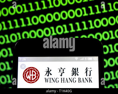 L'Ucraina. 27 Mar, 2019. In questa foto illustrazione un OCBC Wing Hang Bank logo che si vede visualizzato su un telefono intelligente. Credito: Igor Golovniov SOPA/images/ZUMA filo/Alamy Live News Foto Stock