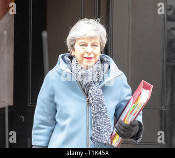 Londra, Regno Unito. 27 mar 2019. Theresa Maggio MP PC, Primo Ministro lascia 10 Downing Street, Londra Credito: Ian Davidson/Alamy Live News Foto Stock