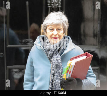 Londra, Regno Unito. 27 mar 2019. Theresa Maggio MP PC, Primo Ministro lascia 10 Downing Street, Londra Credito: Ian Davidson/Alamy Live News Foto Stock